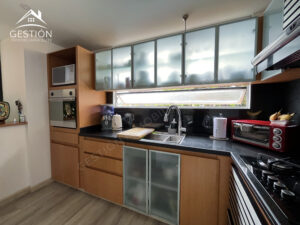 cocina muy iluminada en apartamento en venta chico norte bogota