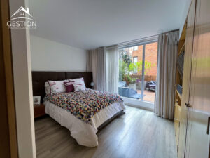 alcoba con muy buena iluminación, y acceso a su terraza privada, en apartamento en venta chico norte bogotá