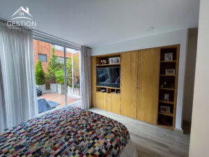 Alcoba proncipal, con muy buenos espacios para que puedas vivir comodamente en apartamento en venta chico norte.