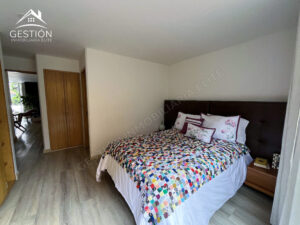 alcoba proncipal con espacio para una cama king en este apartamento en venta en chico bogotá