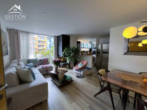 Sala amplia e iluminada en apartamento en venta chico norte bogota