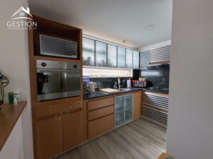 cocina con muy buenos espacios de almacenamiento, para que puedas guardar todo, en este apartamento en venta en chico norte
