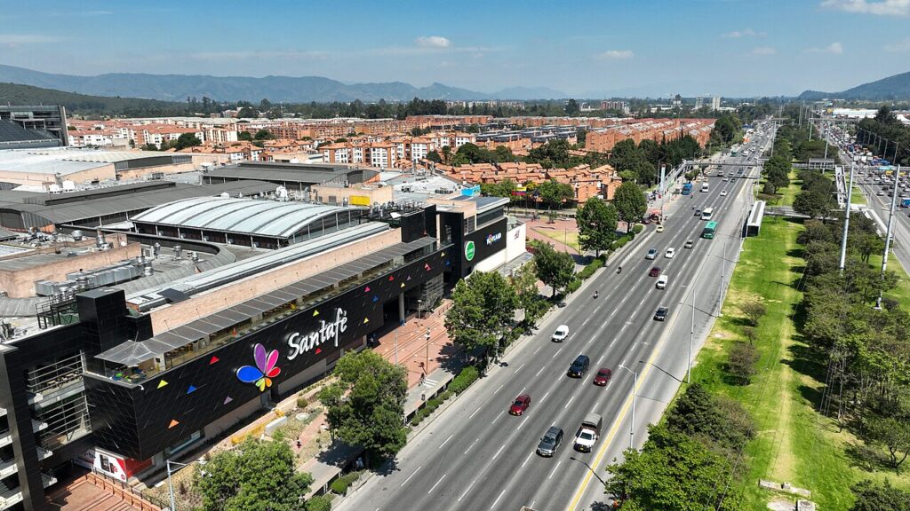 Centro Comercial Santafé cerca del barrio Villa del Prado Bogotá, zona con comercio y servicios.