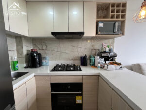 Cocina integral con buena iluminación y acabados apartaestudio en venta park living